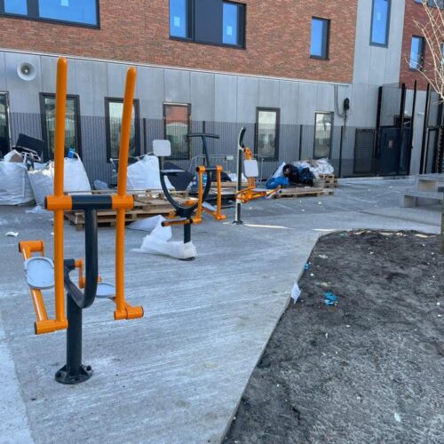 Fitness toestellen voor buiten uit de OFM-lijn Montagefoto nieuwe Penitentiaire inrichting in Brussel.